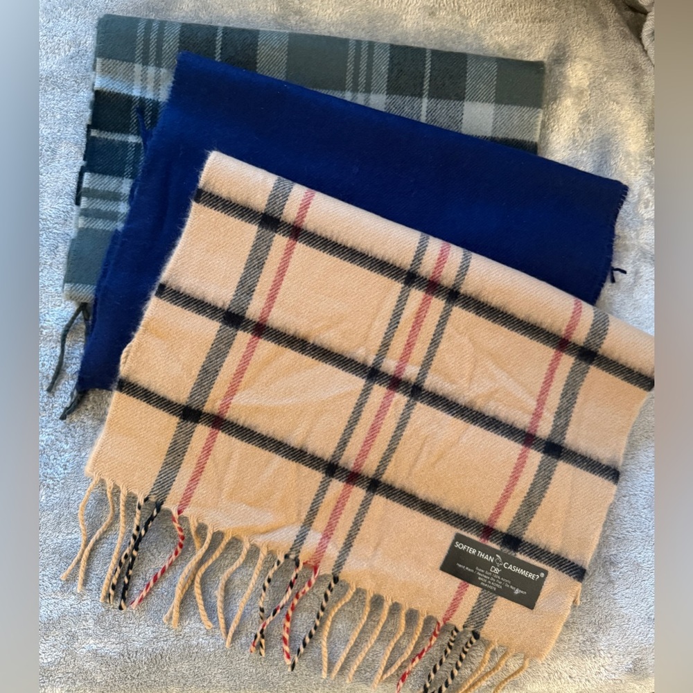 D&Y Set of three scarves 65 inches perfect condition